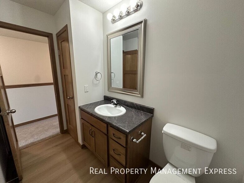 Building Photo - Beautiful 3 Bedroom 2.5 Bathroom Townhome