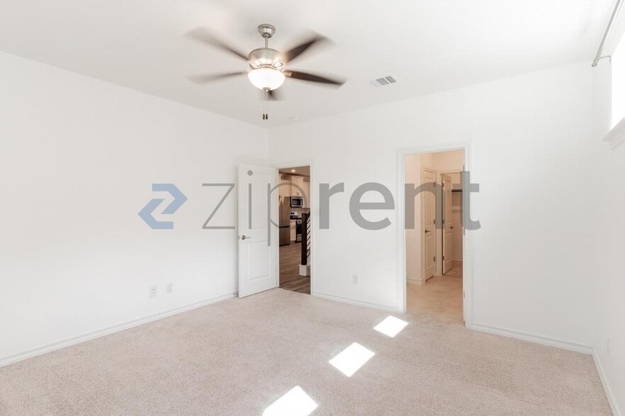 Building Photo - Unit