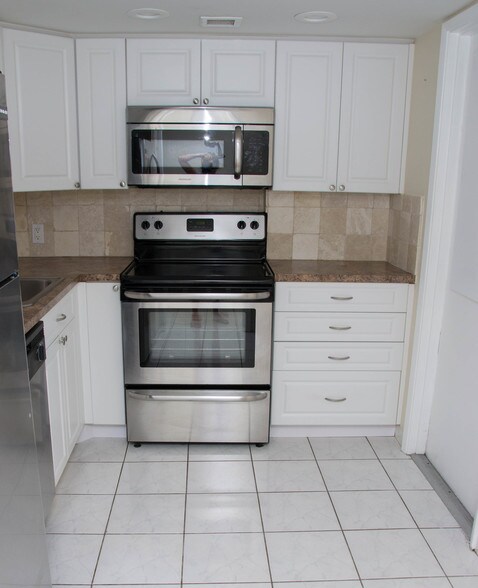 Primary Photo - 2801 N Palm Aire Dr