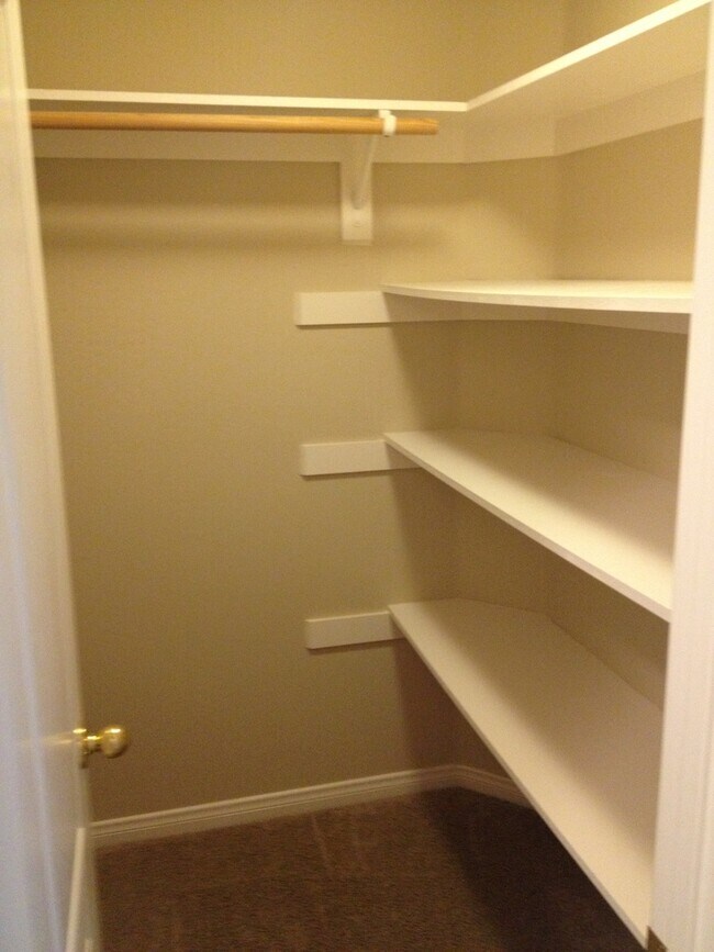 Building Photo - Beautiful NW Home 5 bed/2 bath $2700 Deposit & 2700 Rent