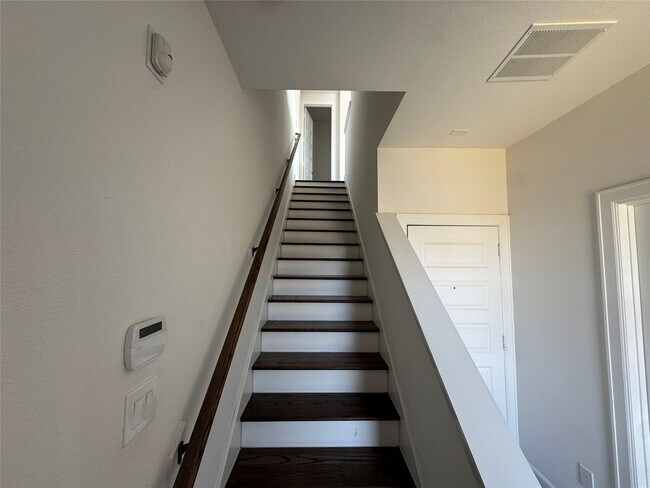 Building Photo - 304 Jensen Dr