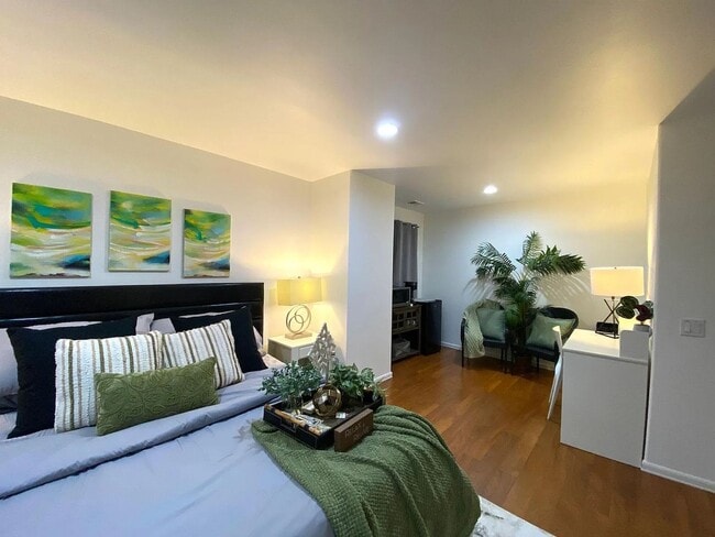 Building Photo - Classy Single Family Home Conviently located - Easy drive to Pendelton or Miramar - Nice family n...