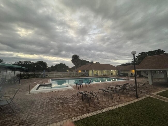 Building Photo - 5482 Lakewood Cir S