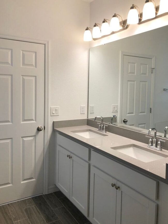 Building Photo - Beautiful 3/2.5 Newly Appointed Home with ...