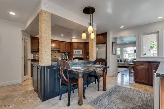 Building Photo - 840 Pinehurst Dr