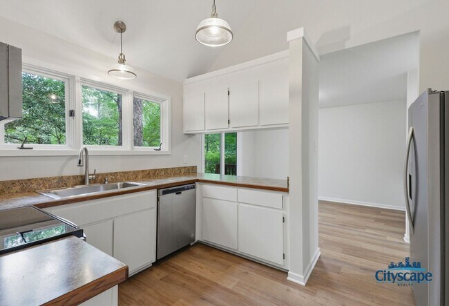 Building Photo - Swanky Brandermill Contemporary Home available NOW