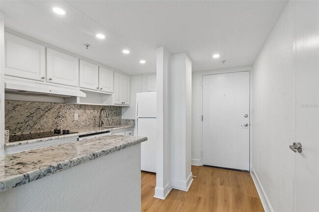 Building Photo - 470 3rd St S