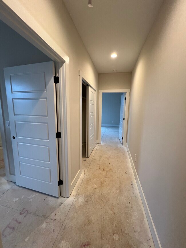 Building Photo - Clarksville Luxury home