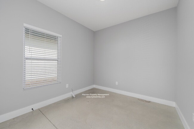 Building Photo - 2112 S Thatcher Ct