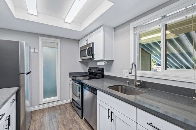 Building Photo - 2 bed 1.75 bath - includes water/sewer/gar...