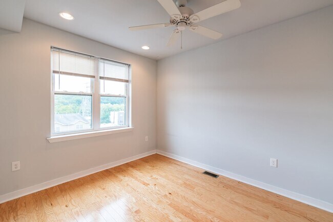 Building Photo - Five Bed Manayunk Apartment