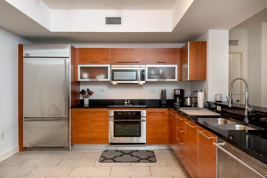 Building Photo - 2825 Palm Beach Blvd