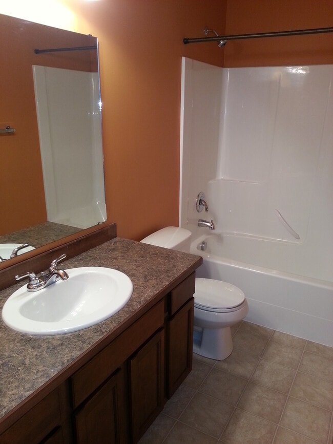 Building Photo - Lovely 3 Bedroom Single Level House- Close...
