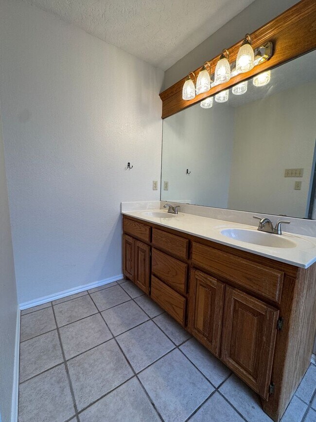 Building Photo - 4010 SE Camelot Dr