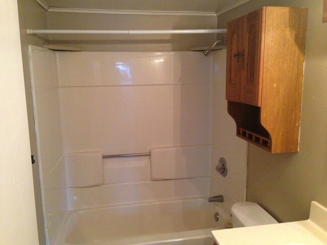 Building Photo - Large 3bd/1bth Single Family Home Near Caterpillar/Newtown Fitness