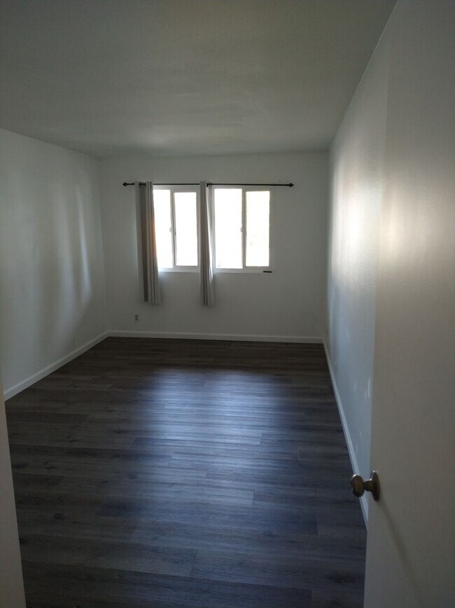 Building Photo - 4 Bedroom Townhouse - Ideal for Chapman St...