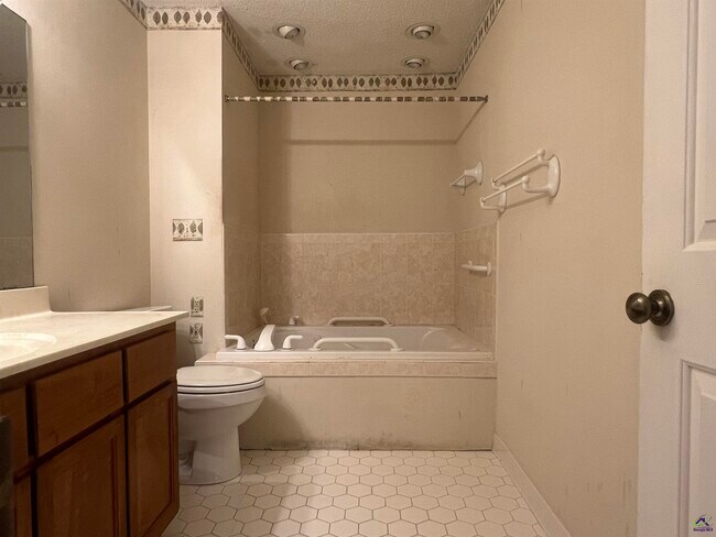 Building Photo - 115 Wedgewood Ct