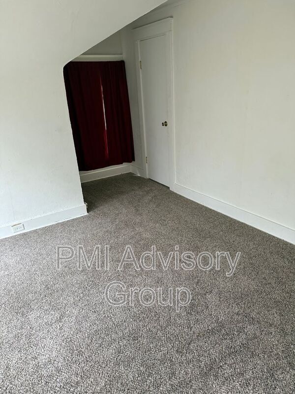 Building Photo - 118 SW Broadmoor Ave