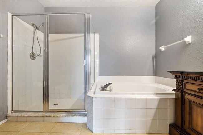 Building Photo - 16573 Enclave Village Dr