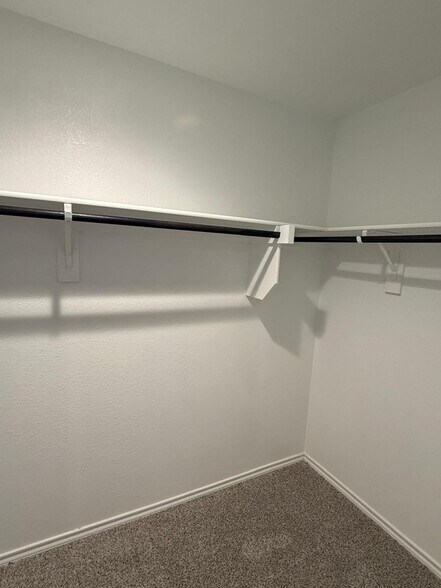 Building Photo - 112 Piping Rock Dr