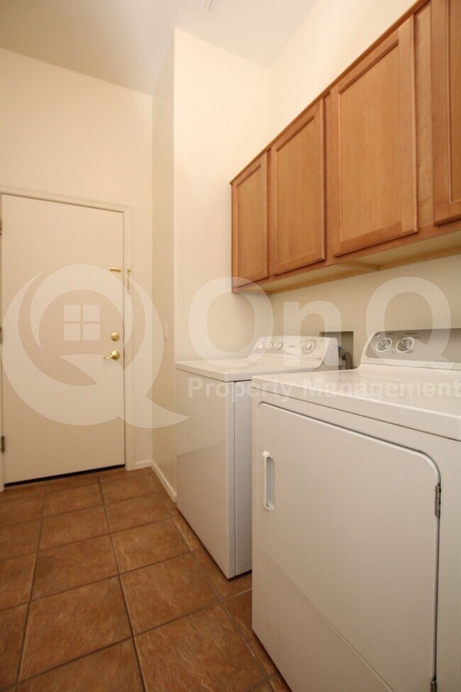 Building Photo - 2039 W Olive Way