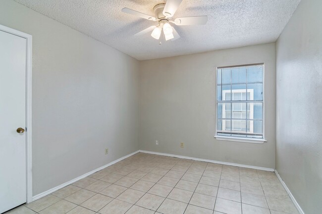 Building Photo - 2 Bedroom Duplex