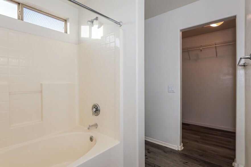 Building Photo - 13023 W Lawrence Rd