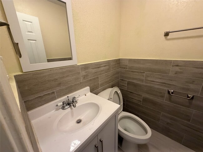 Building Photo - 2501 Maple St