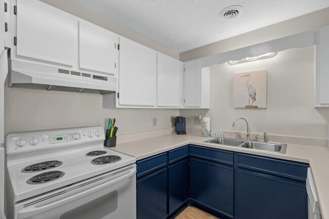 Building Photo - ***Seasonal rental with all utilities available September 10, 2025-March 31, 2026***