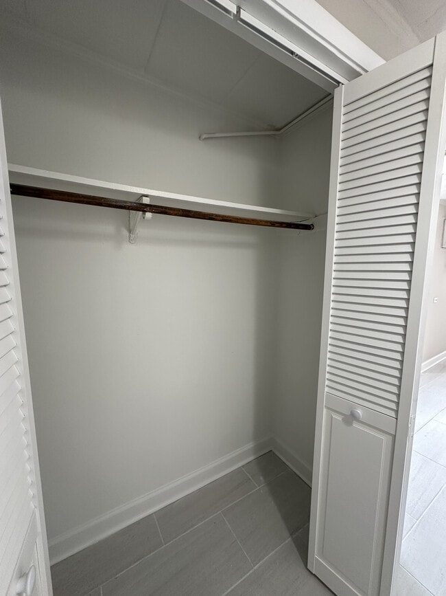 Building Photo - 9620 Ivanhoe Ave