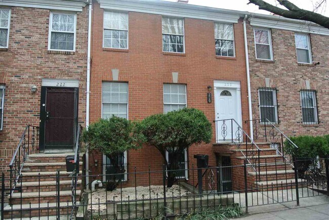 Primary Photo - 220 Christopher Columbus Dr