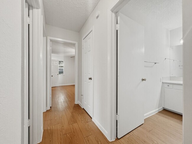 Building Photo - 3402 S Oak Dr