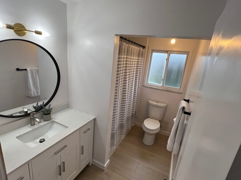 Building Photo - 4477 Hialeah Dr