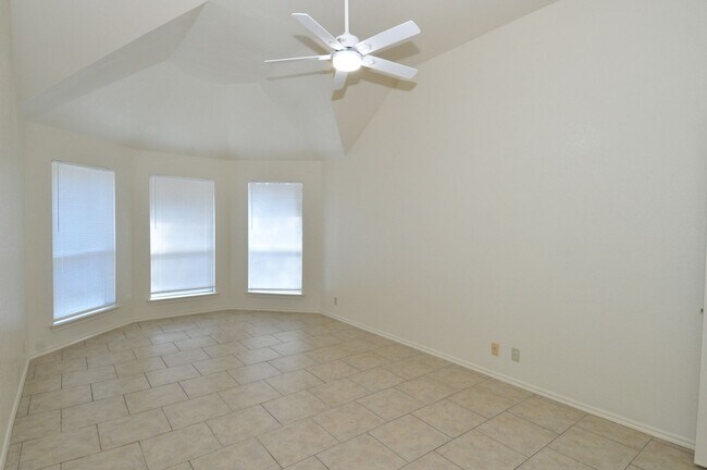 Building Photo - Freshly Painted! 1 Story with 3 bed/2bath....