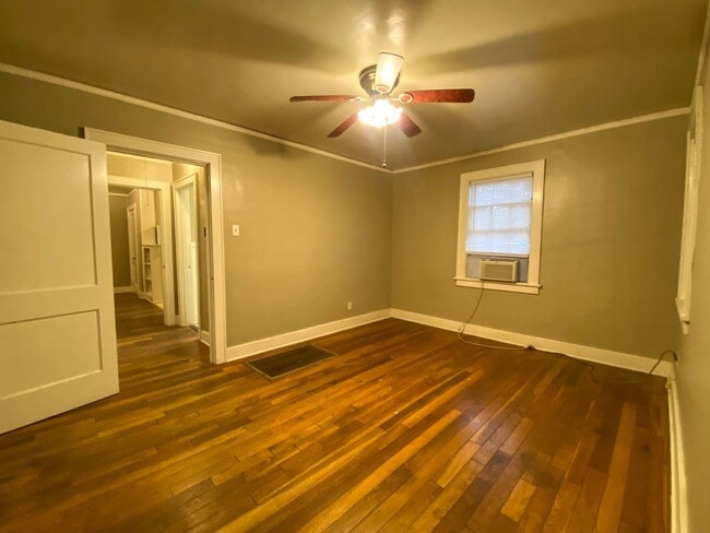 Building Photo - 1 bedroom, living dining den near Central and Highland