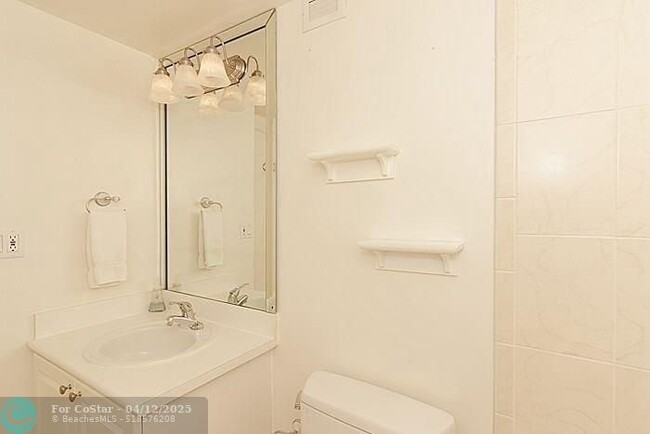 Building Photo - 1455 N Treasure Dr
