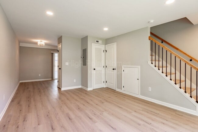 Building Photo - 400 Gallery Ln