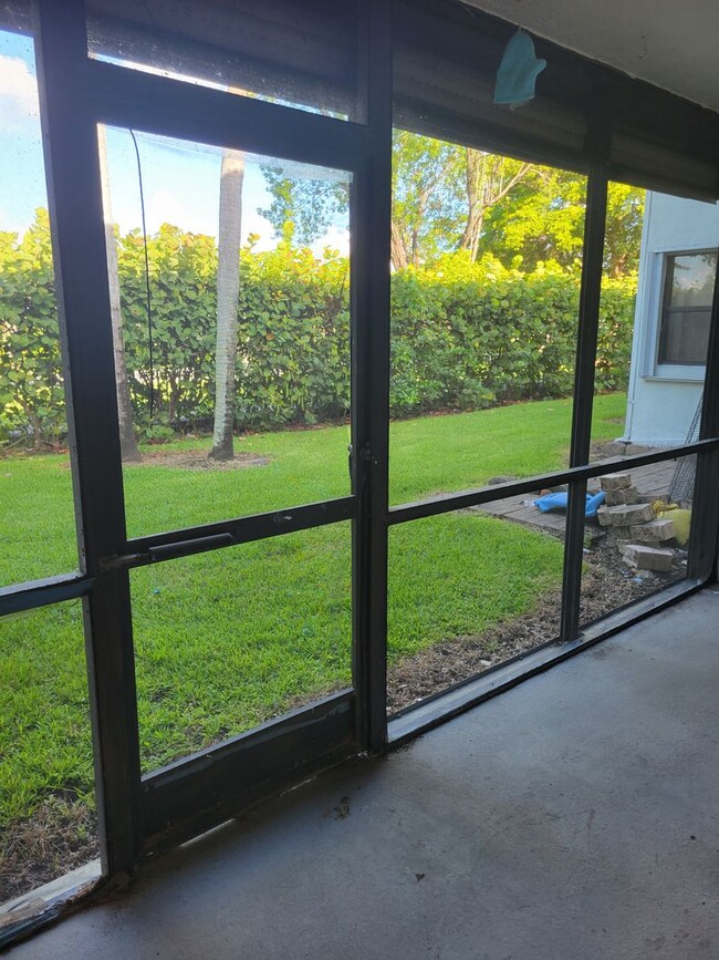 Building Photo - Beautifully renovated 2/2 condo in gated c...