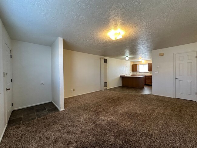 Building Photo - 2 Bedroom, 1 Bathroom Twin Home