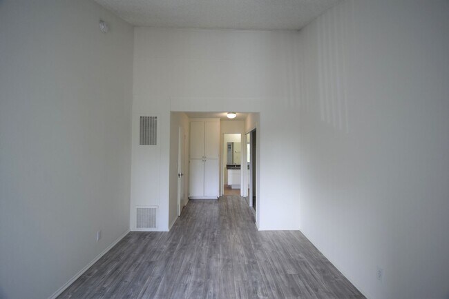 Building Photo - 7350 Kester Ave