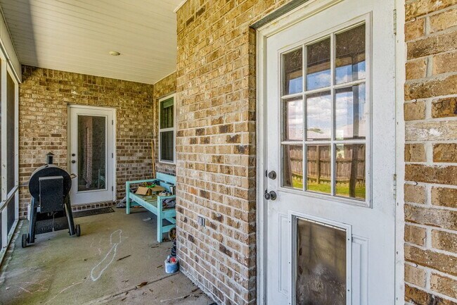 Building Photo - Bright, Beautiful Home in the Highly Desirable Sunrise Gated Community!