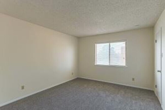 Building Photo - Cozy 3 Bedroom 2 Bath