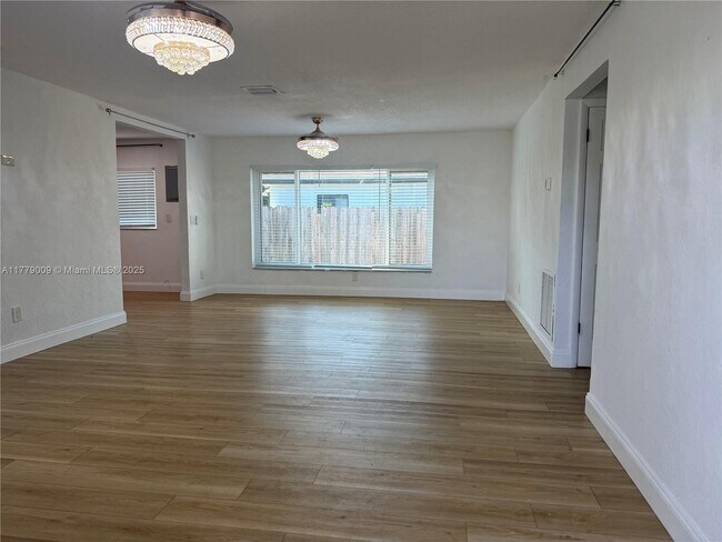 Building Photo - 1040 SW 30th Ave