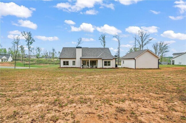Building Photo - 214 Oakwood Dr