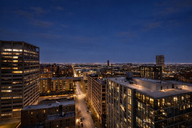 Building Photo - 565 W Quincy St