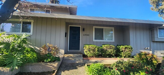 Building Photo - Beautiful 3 Bedroom 2 Bathroom Duplex in Desirable Greenhaven/Pocket Neighborhood
