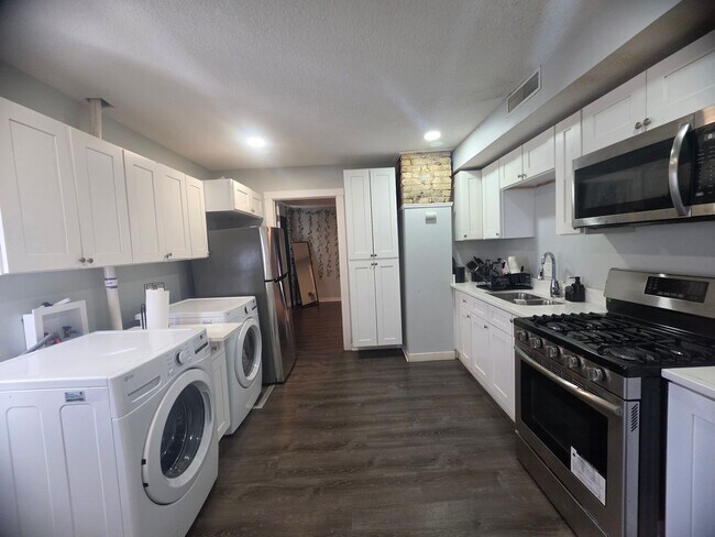 Building Photo - 626 NE Taylor St