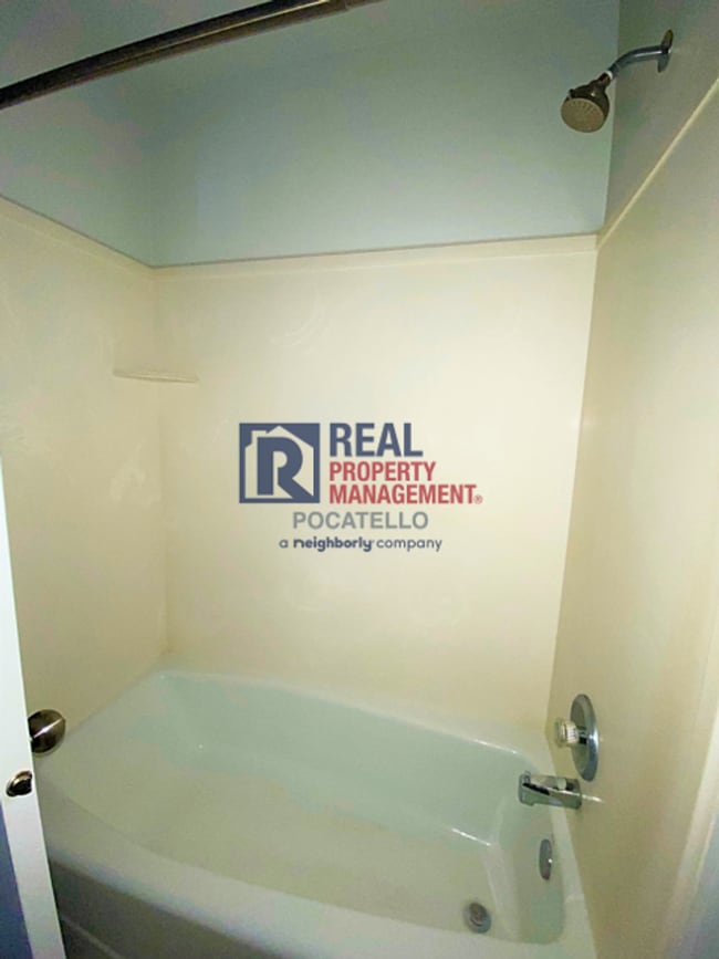 Building Photo - MOVE IN SPECIAL - 2 Bed 1.5 Bath Town Home - 1 Car garage