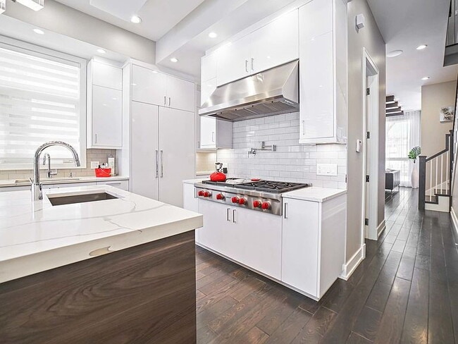 Building Photo - "Spacious 5-Bedroom Gem with 3 Full Baths in the Heart of Chicago – 4,200 Sq Ft of Comfort and St...