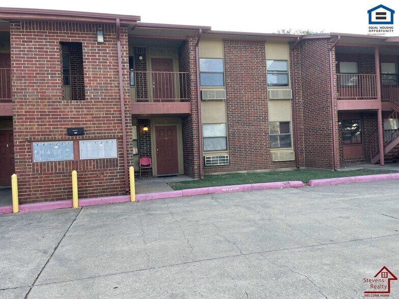 Building Photo - 1912 SW D Ave